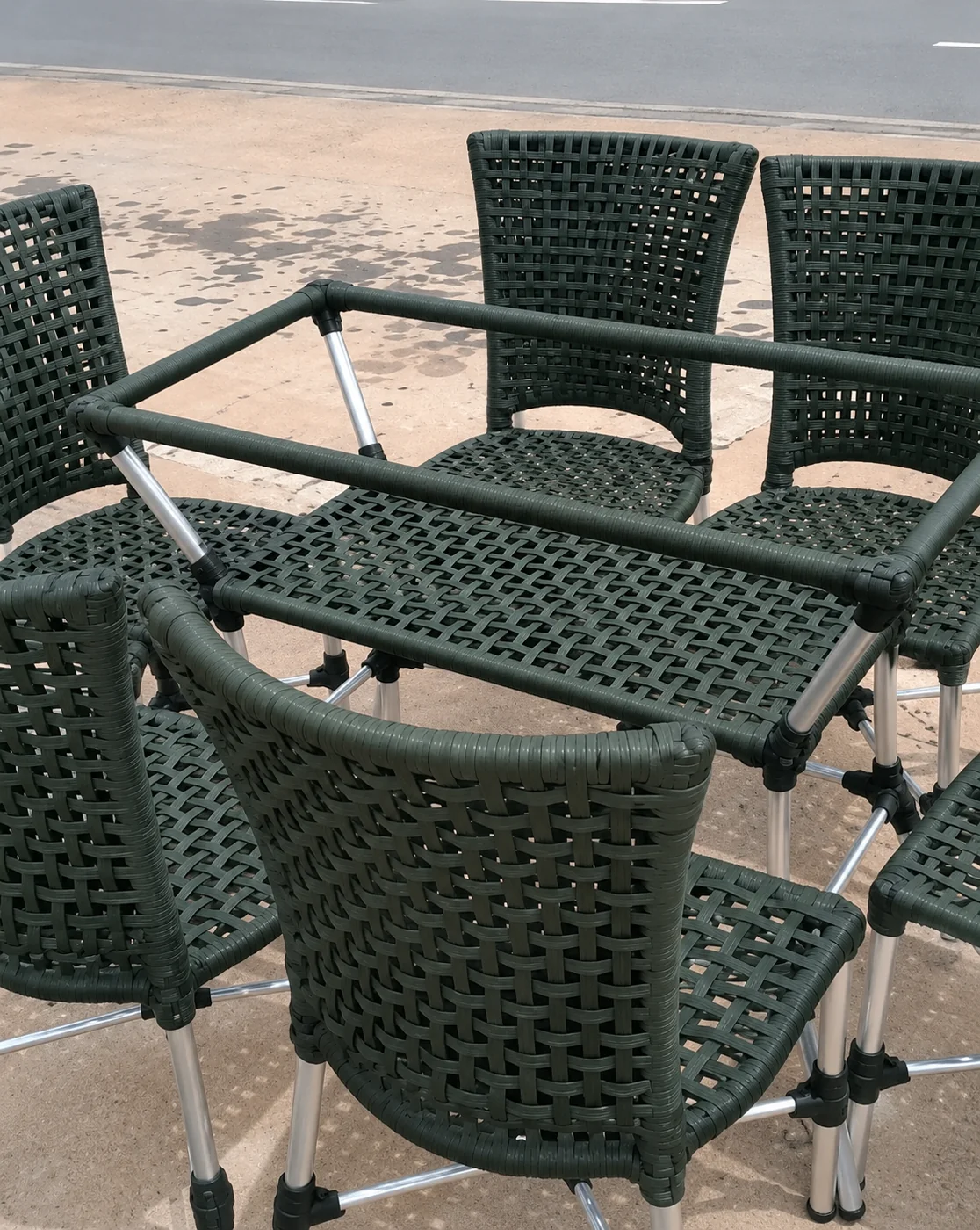 Cadeiras em fibra sintética verde com braços de alumínio