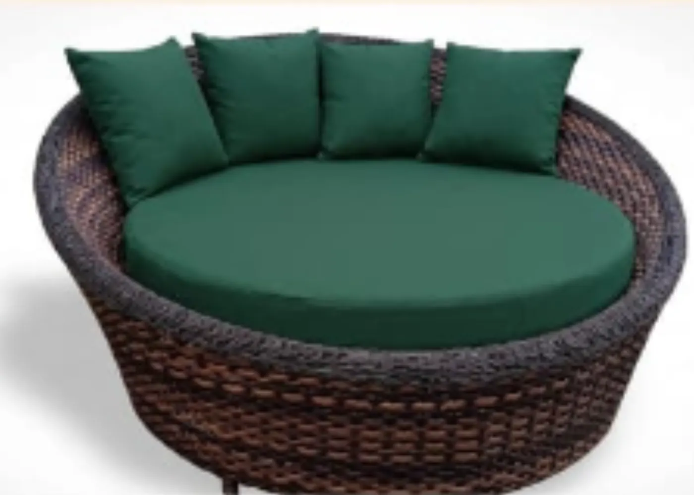 Poltrona redonda lounge com almofadas verdes