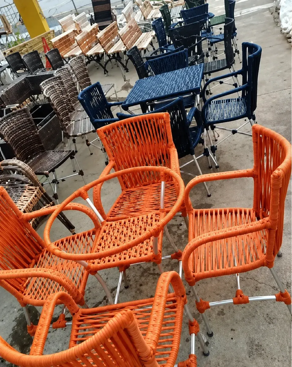 Cadeiras em corda náutica laranja e azul