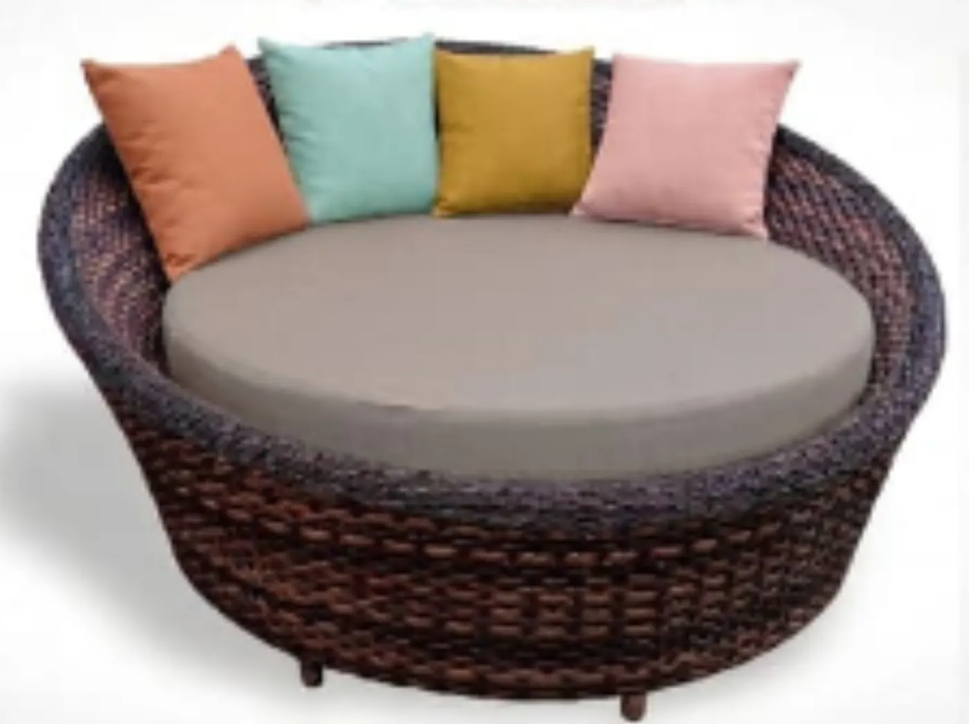 Poltrona redonda lounge com almofadas pastel